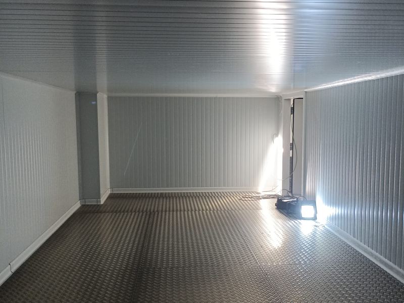 Interior de cámara frigorífica terminada, con paneles sándwich y suelo de aluminio antideslizante.