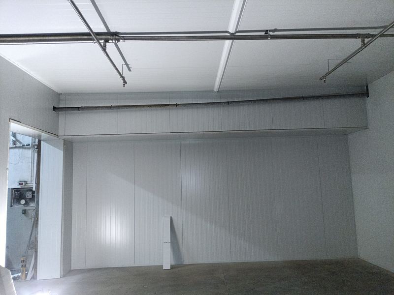 Interior de cámara frigorífica con cerramiento de panel y falso techo aislado terminado.