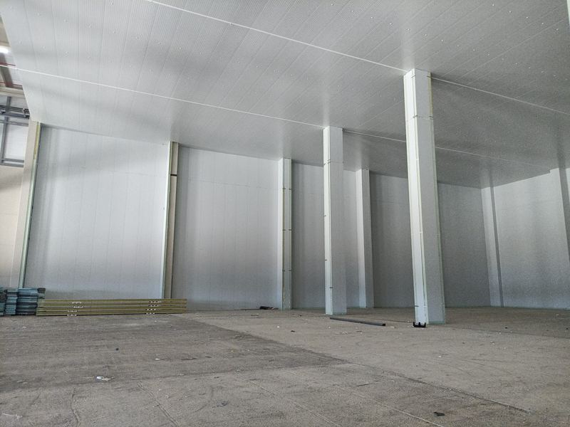 Cerramiento de cámara frigorífica de gran superficie con los paneles ya montados sobre estructura.